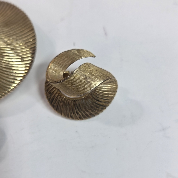 vtg crown trifari brushed ribbed swirl gold tone brooch earring set modernist - Picture 2 of 7
